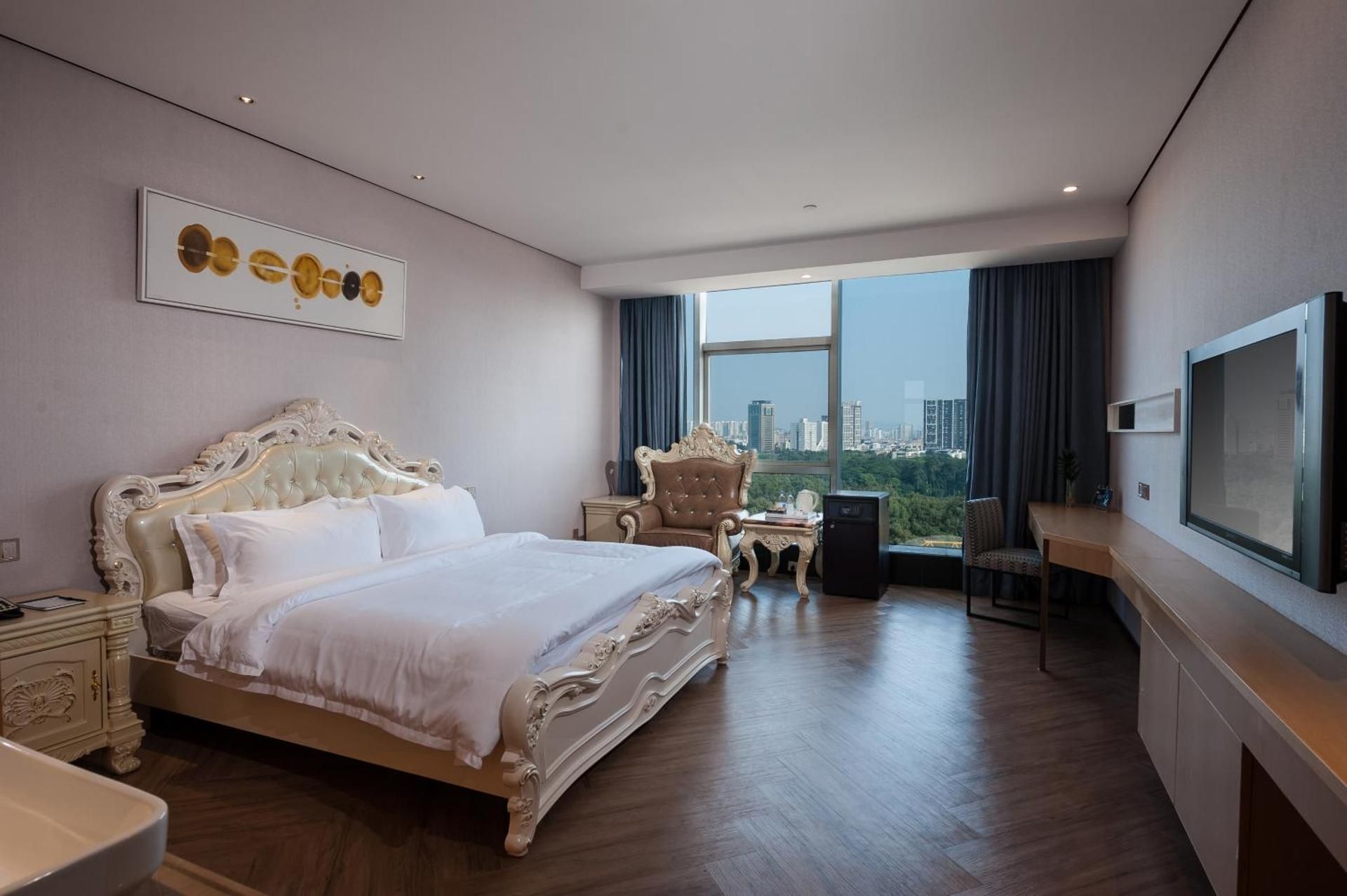 Deluxe Queen Room with Garden View
