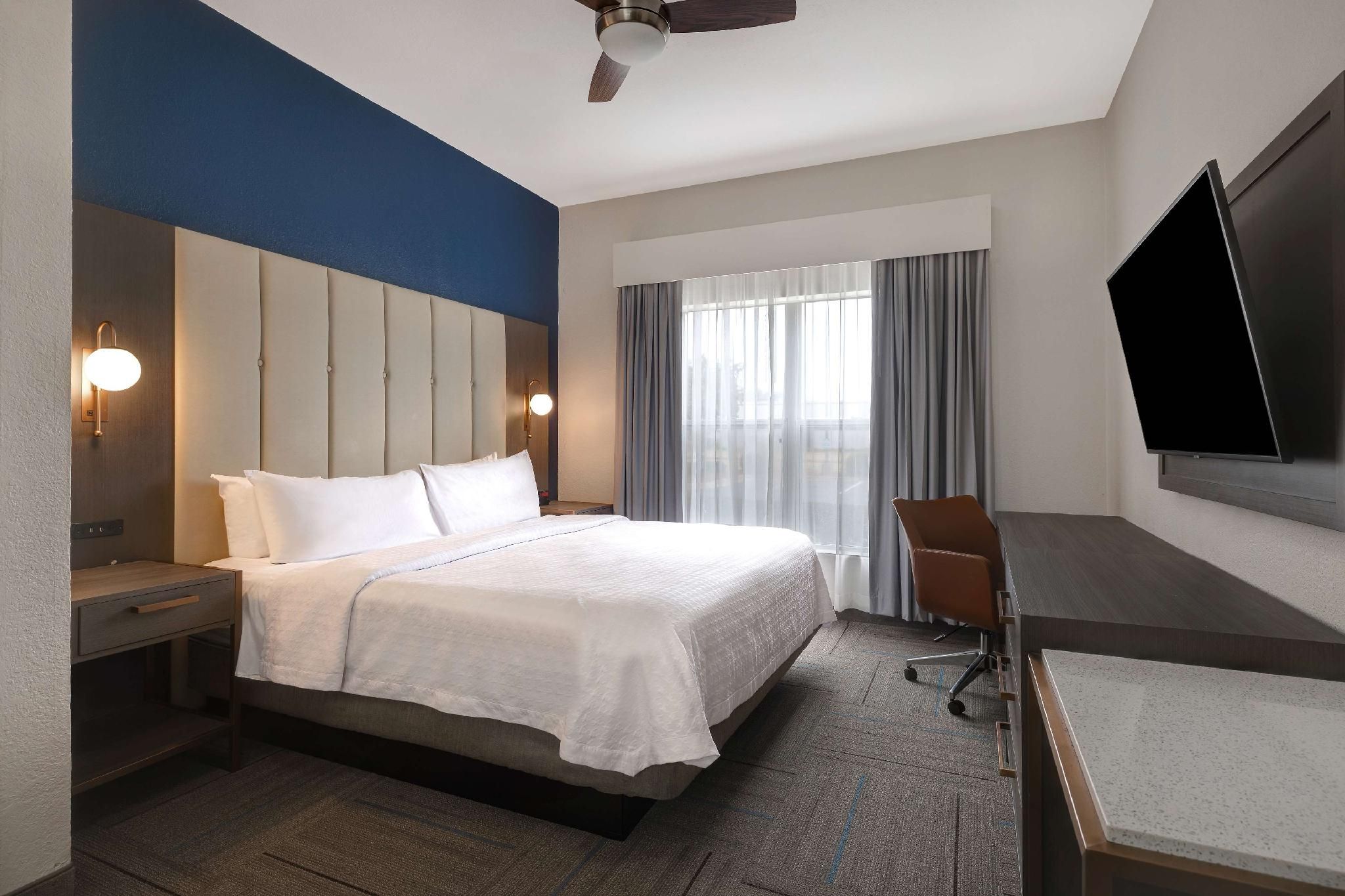 1 KING BED 1 BEDROOM SUITE NONSMOKING
