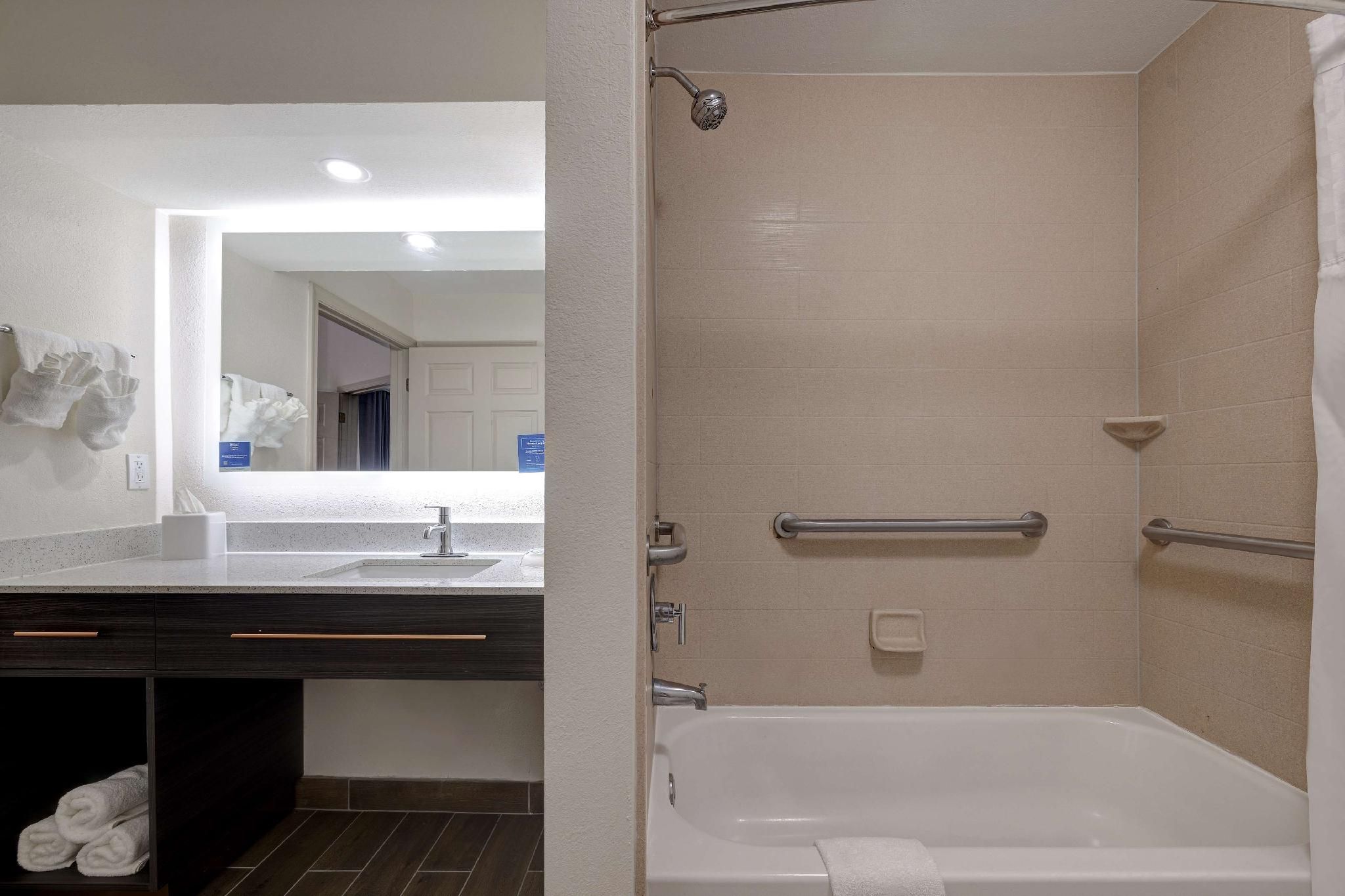 2 DOUBLE BEDS 1 BEDROOM SUITE NONSMOKING