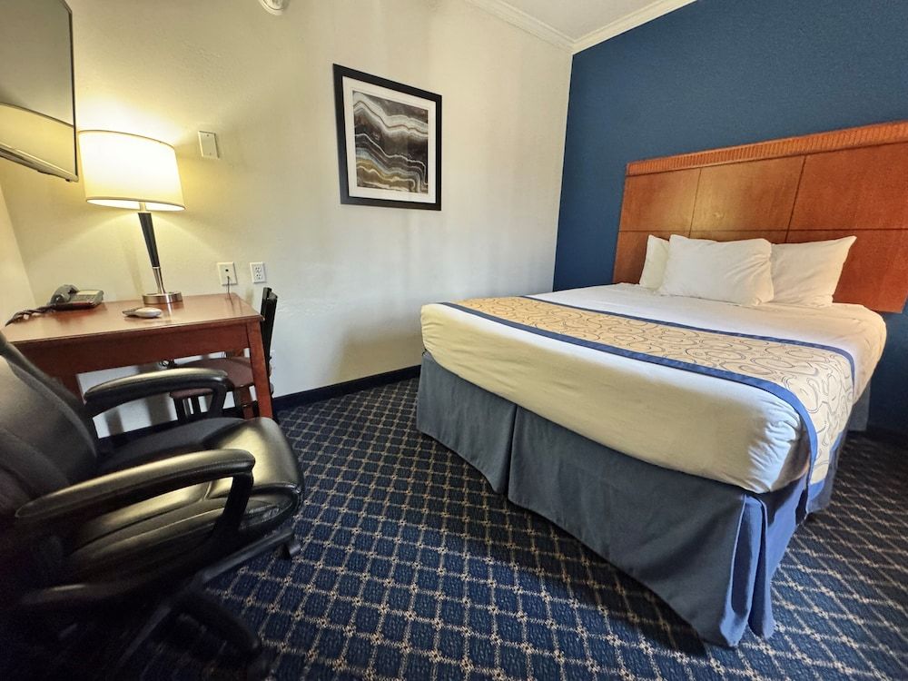 Studio Suite, Non Smoking (Apartment, 3 Queen Beds)