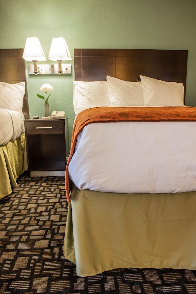 Marinwood Inn & Suites Executive Suite, 2 Queen Beds 2