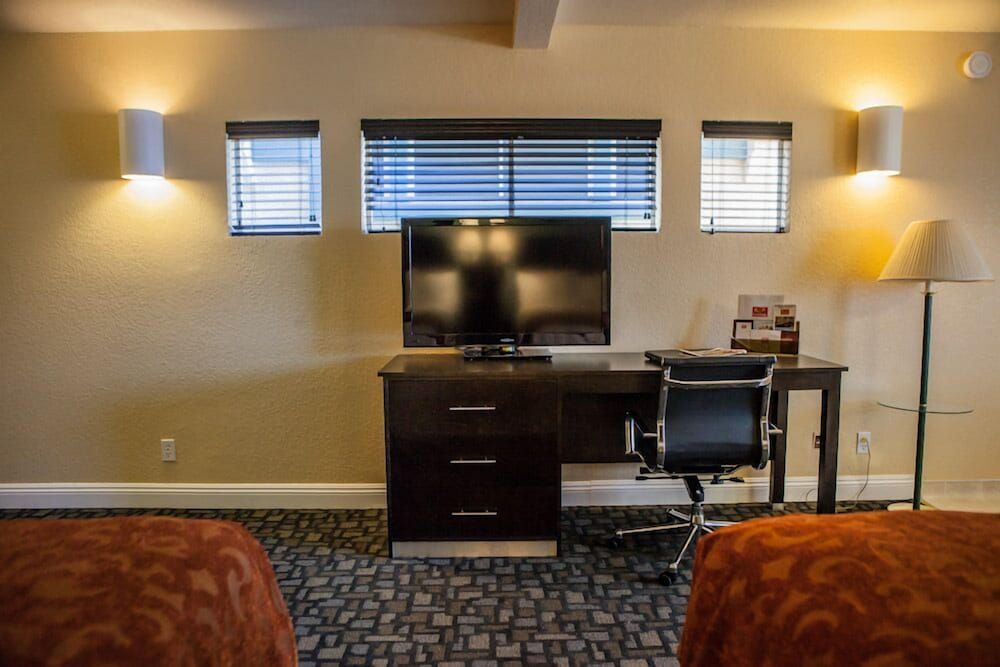 Marinwood Inn & Suites Executive Suite, 2 Queen Beds 7