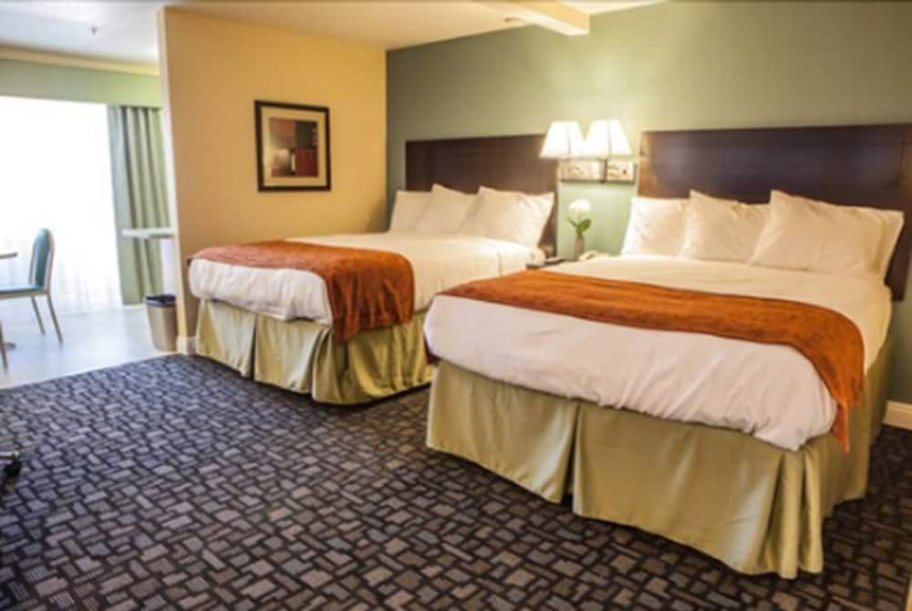 Marinwood Inn & Suites Executive Suite, 2 Queen Beds 4