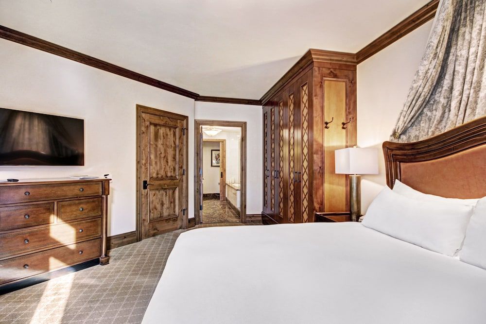 Suite, 1 King Bed (Arrabelle)