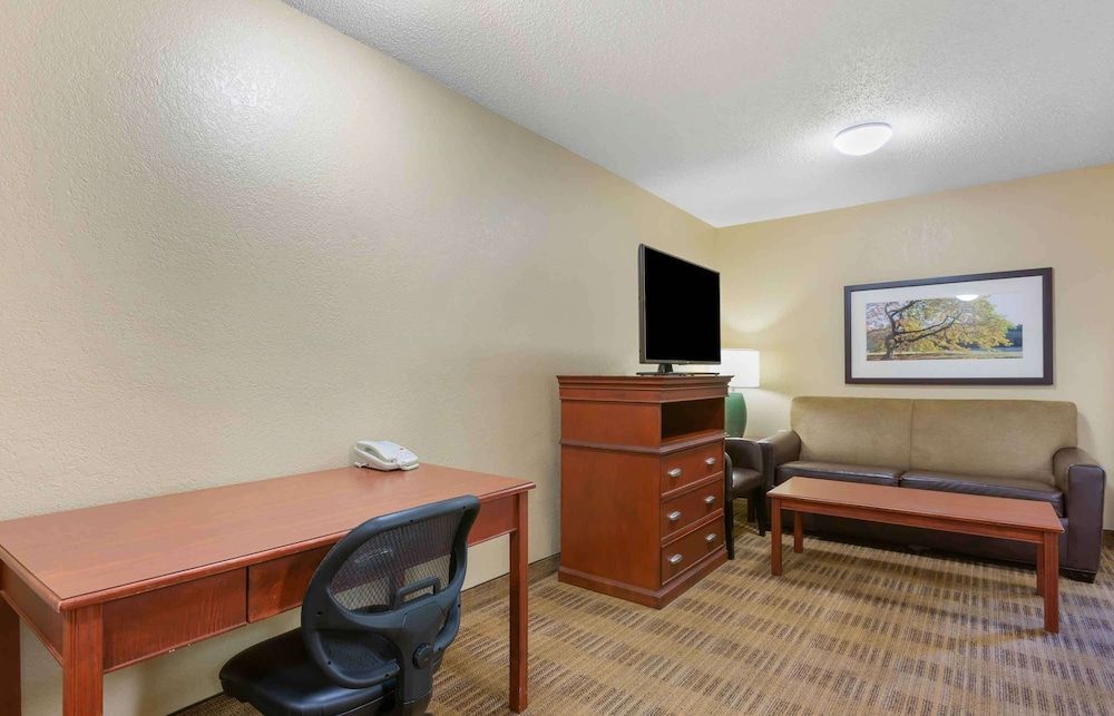 Extended Stay America Suites Toledo Maumee Deluxe Studio, 1 Queen Bed with Sofa bed, Non Smoking 4