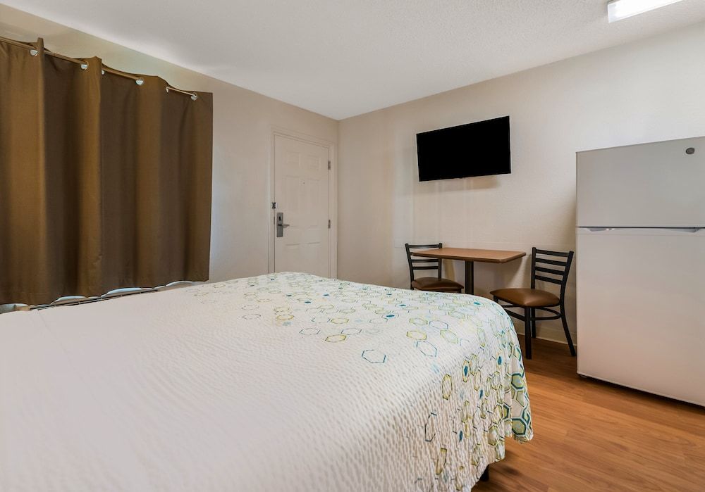 HomeTowne Studios by Red Roof Orlando - UCF Area Studio, 1 Queen Bed, Non Smoking 3