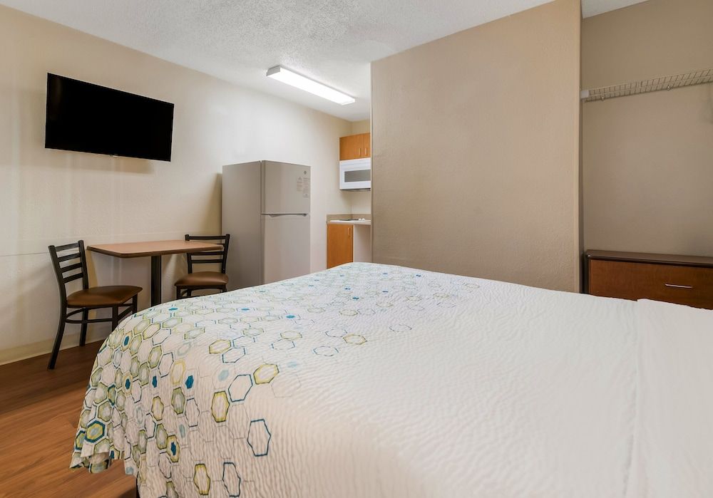 HomeTowne Studios by Red Roof Orlando - UCF Area Studio, 1 Queen Bed, Non Smoking 4