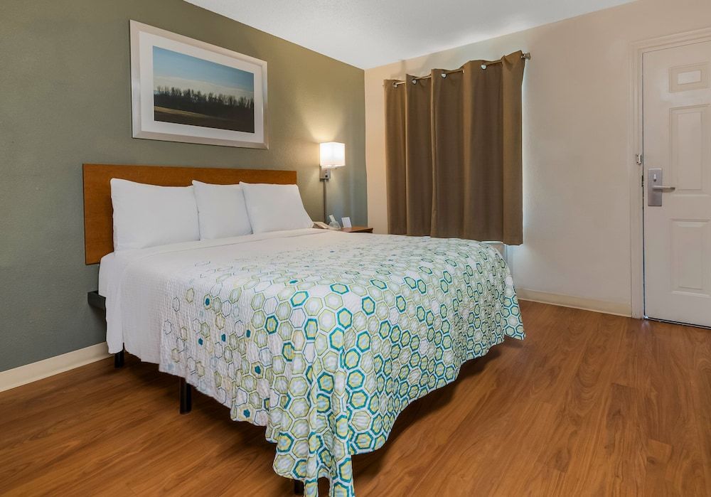 HomeTowne Studios by Red Roof Orlando - UCF Area Studio, 1 Queen Bed, Non Smoking 2