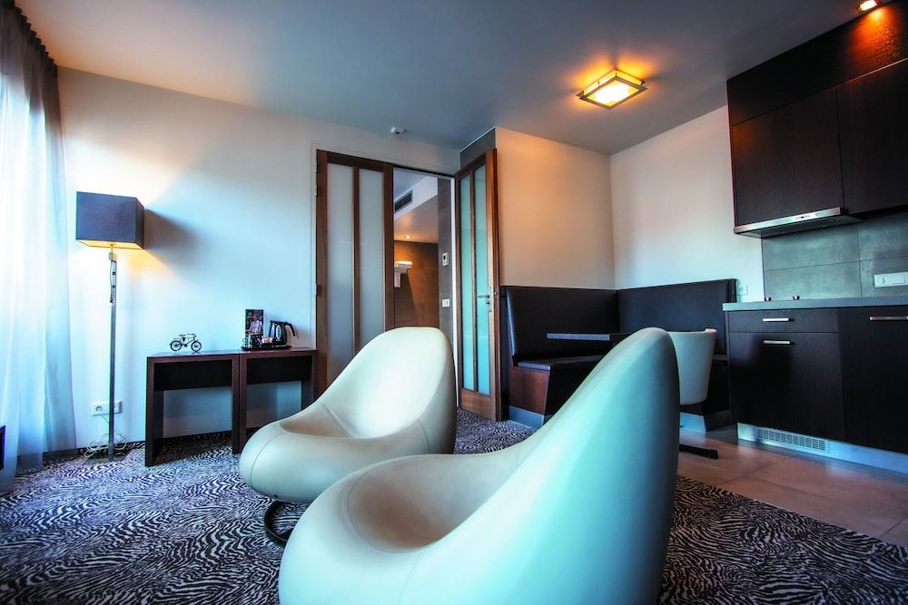 Golden Tulip West Ende Apartment, Multiple Beds, Kitchen 7