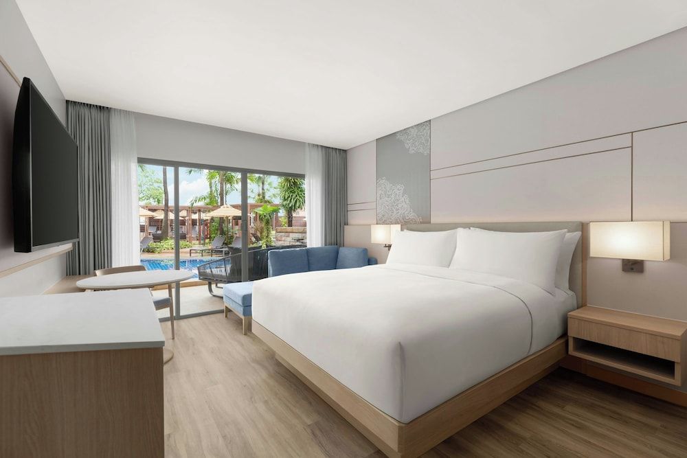Premier Room, 1 King Bed, Pool Access