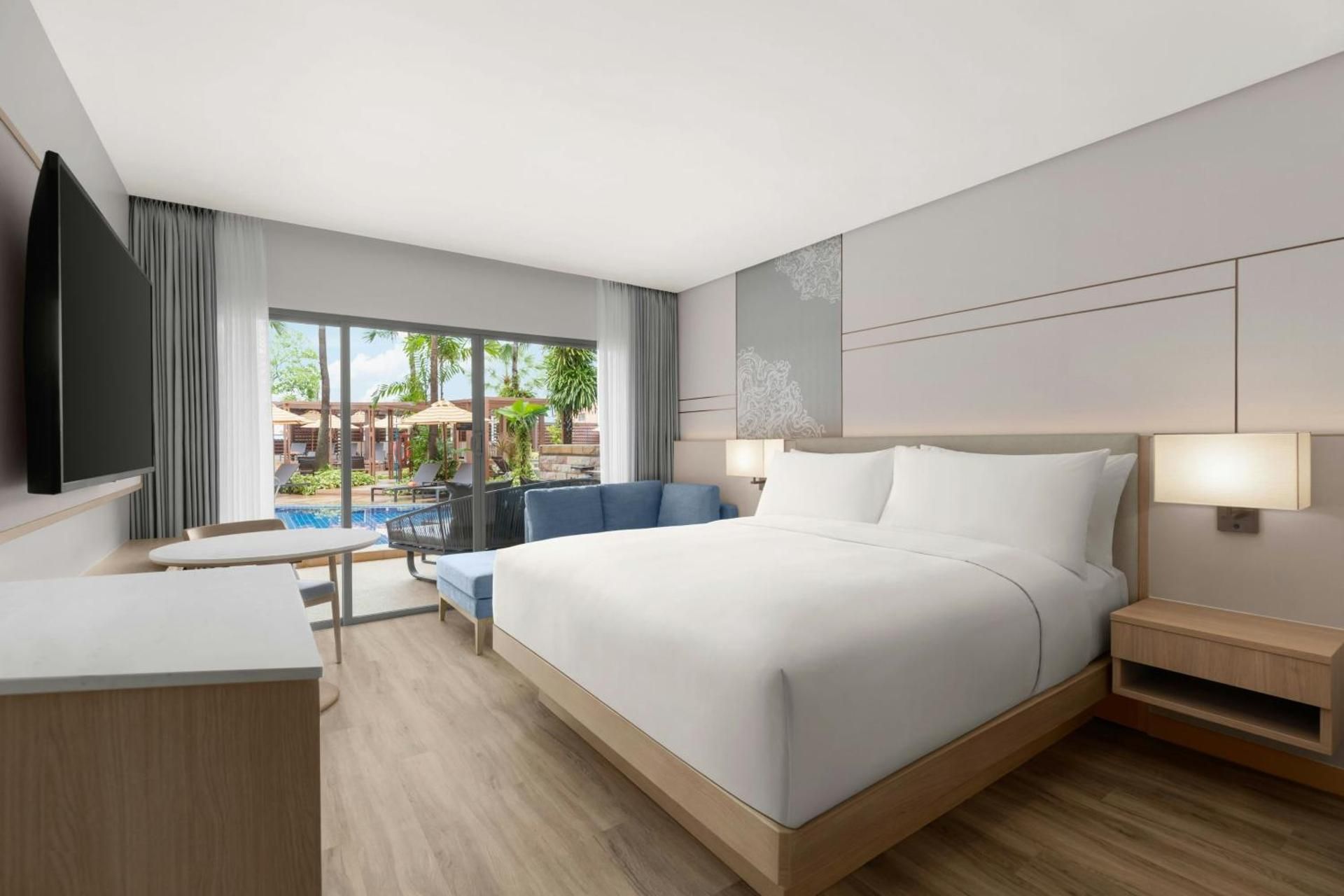 Premier Guest Room 1 King Pool Access