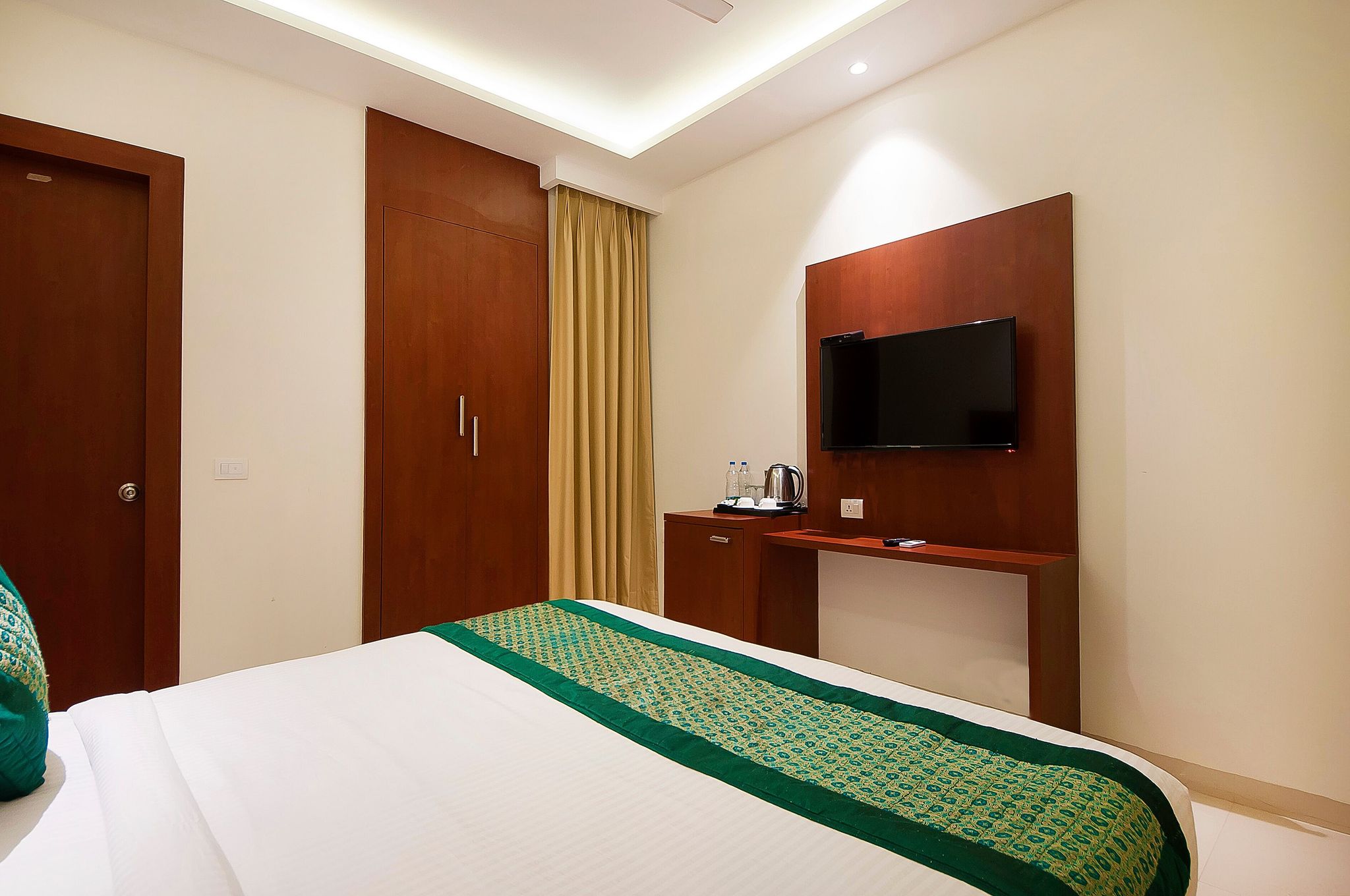 Hotel Z Suite Near Delhi Airport Deluxe Room with Free Parking 4