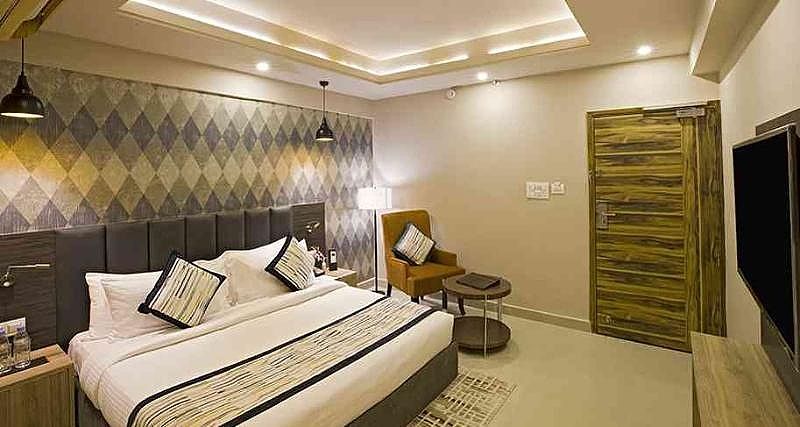 Regenta Central Noida, Sector 49 Deluxe Double Room  6