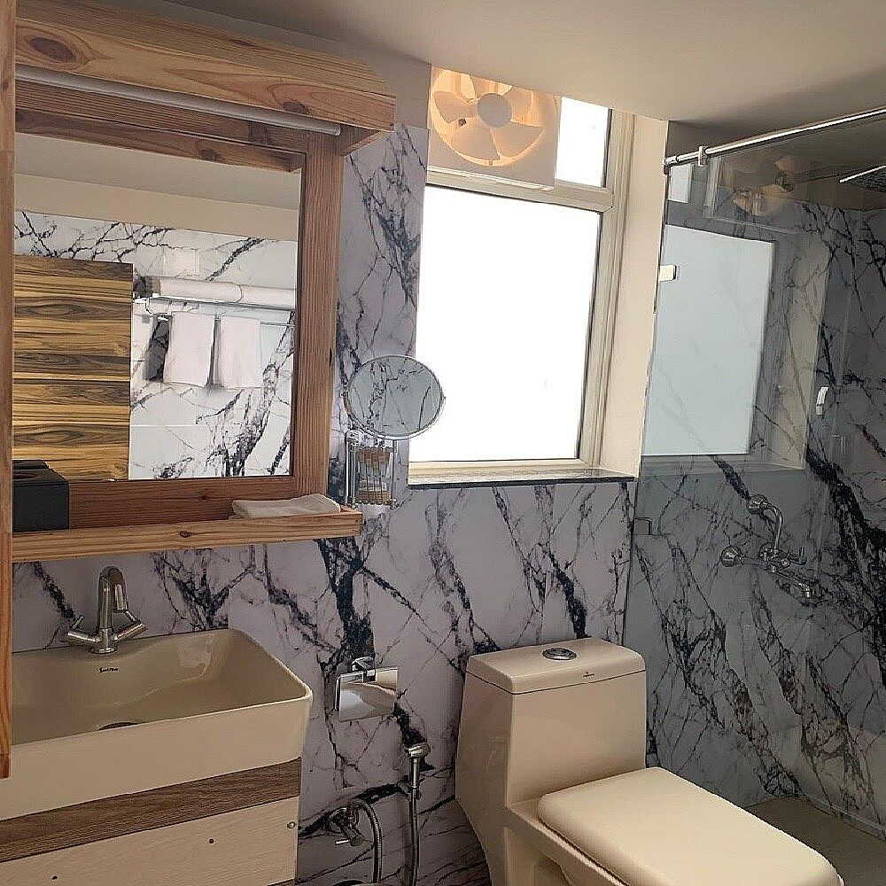 Regenta Central Noida, Sector 49 Deluxe Double Room  11