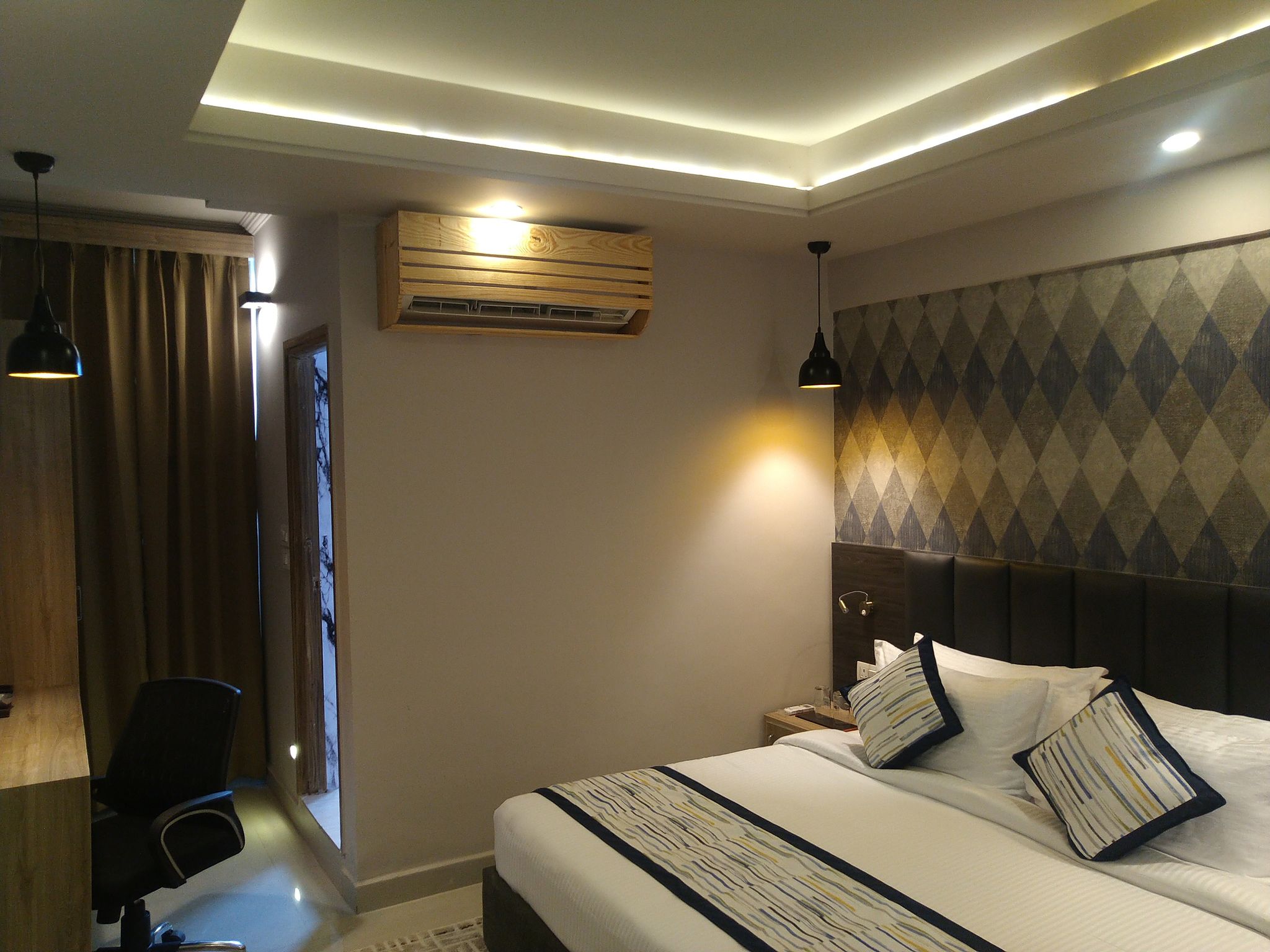 Regenta Central Noida, Sector 49 Deluxe Double Room  9