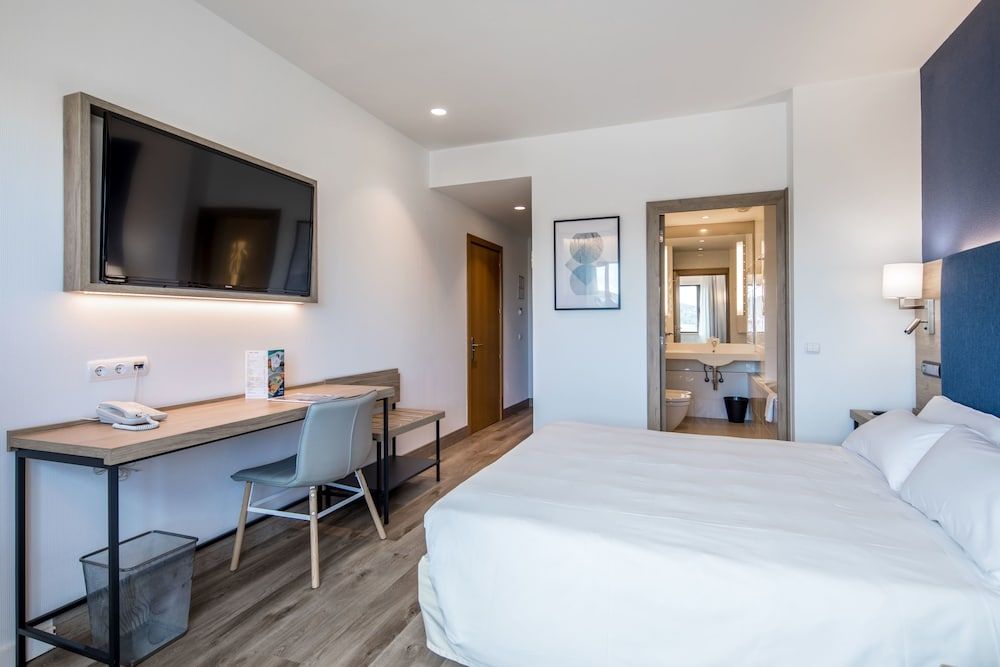 Deluxe Room, 1 Queen Bed with Sofa bed (Deluxe Queen 2+1)