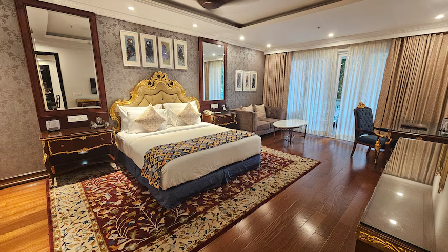Deluxe Suites with Balcony & Bathtub