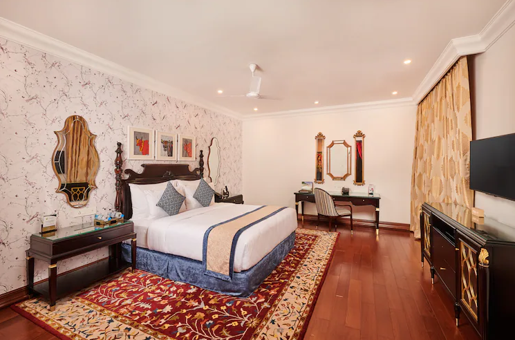 Executive Room with Balcony & Bathtub