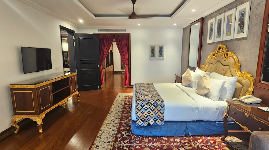 Deluxe Suites with Balcony & Bathtub