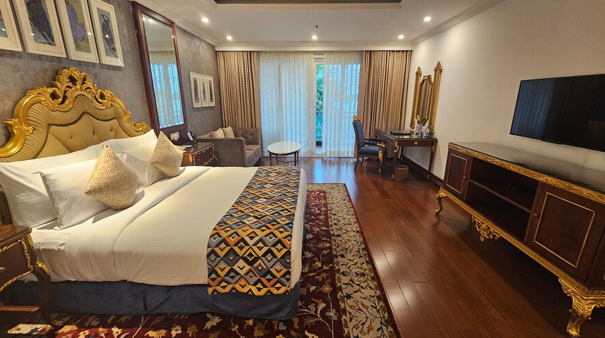 Deluxe Suites with Balcony & Bathtub