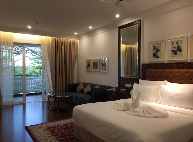 Executive Room with Balcony & Bathtub