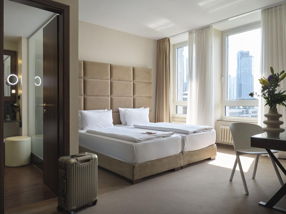 Signature Twin Room (Skyline View)