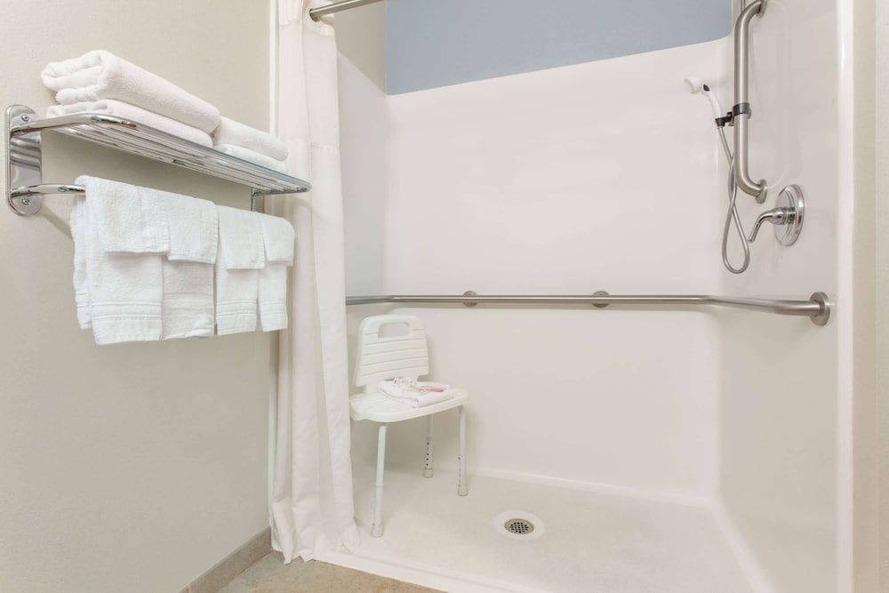 Standard Room, 1 Queen Bed, Accessible