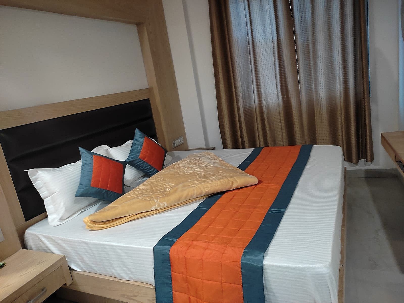 Hotel Mohit- Paharganj New Delhi Deluxe Room With Complimentary Free WiFi 4