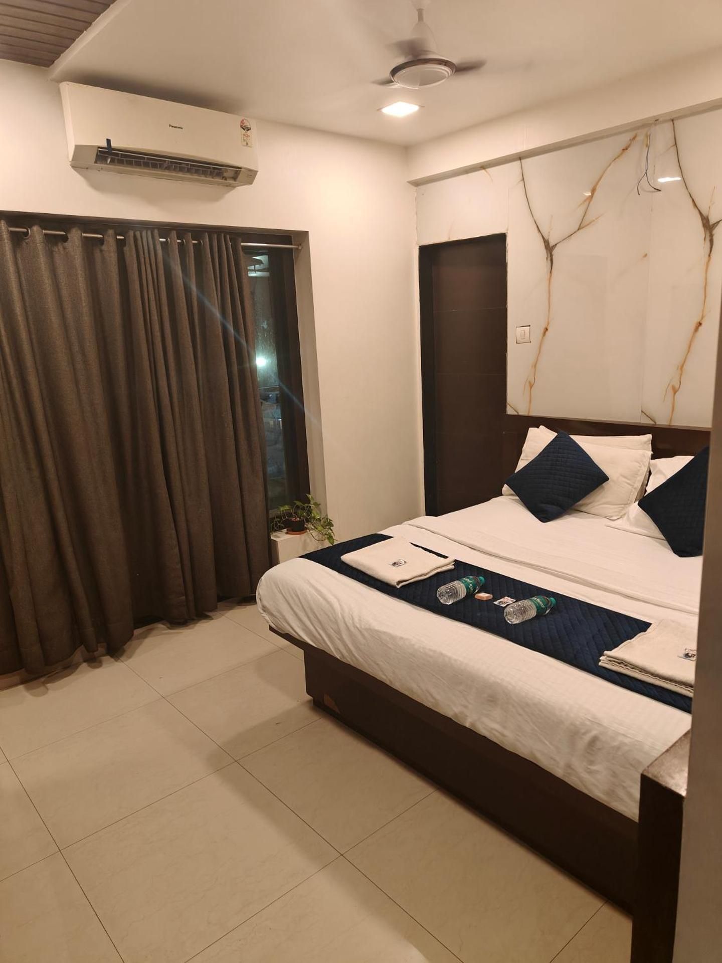 Hotel Anand Palace Deluxe Double Room AC 4