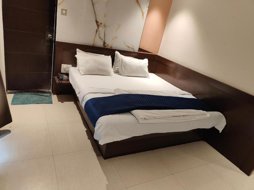 Hotel Anand Palace Deluxe Double Room AC 2