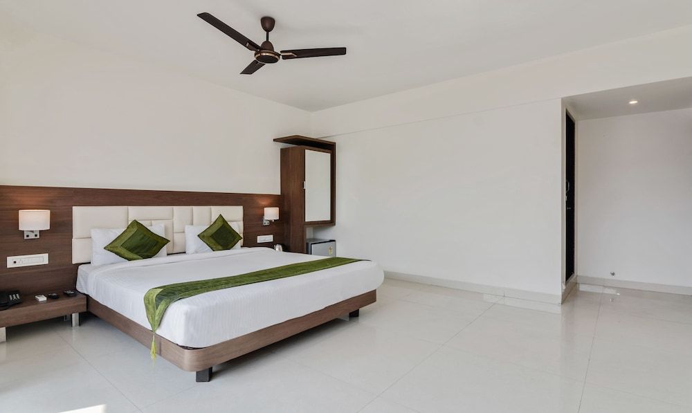 Treebo Trend Staycation Holiday Deluxe Room, 1 Queen Bed, Non Smoking 4