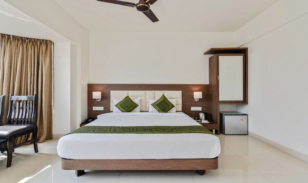 Treebo Trend Staycation Holiday Deluxe Room, 1 Queen Bed, Non Smoking 2