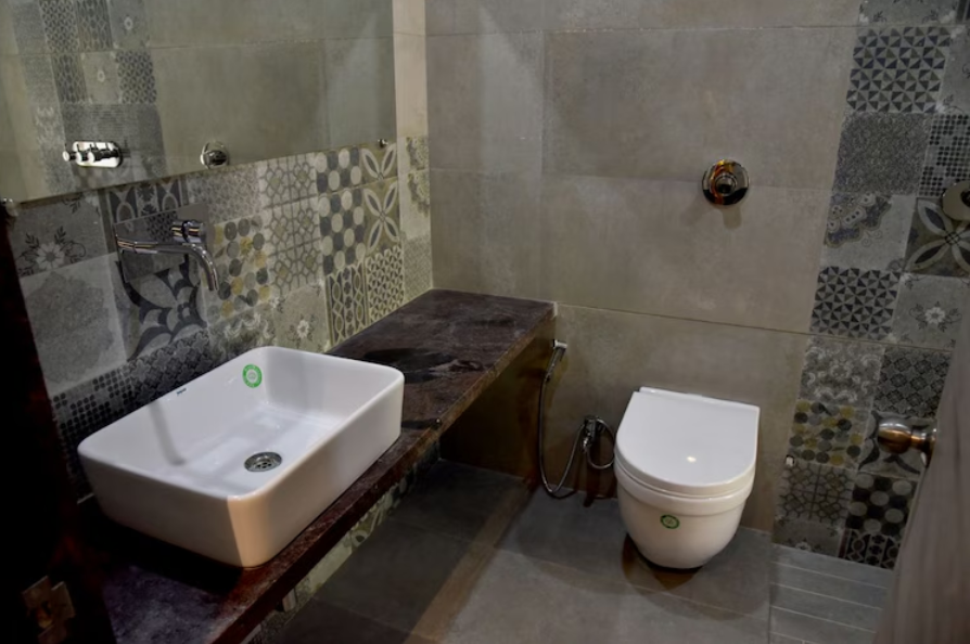 Hotel Hrushikesh Deluxe Double Bed 5