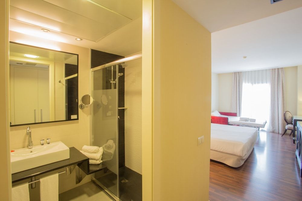 Hotel 525 Family Triple Room 9