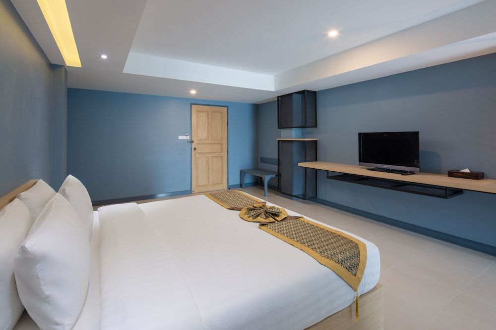 undefined Nora Lakeview Hotel 3