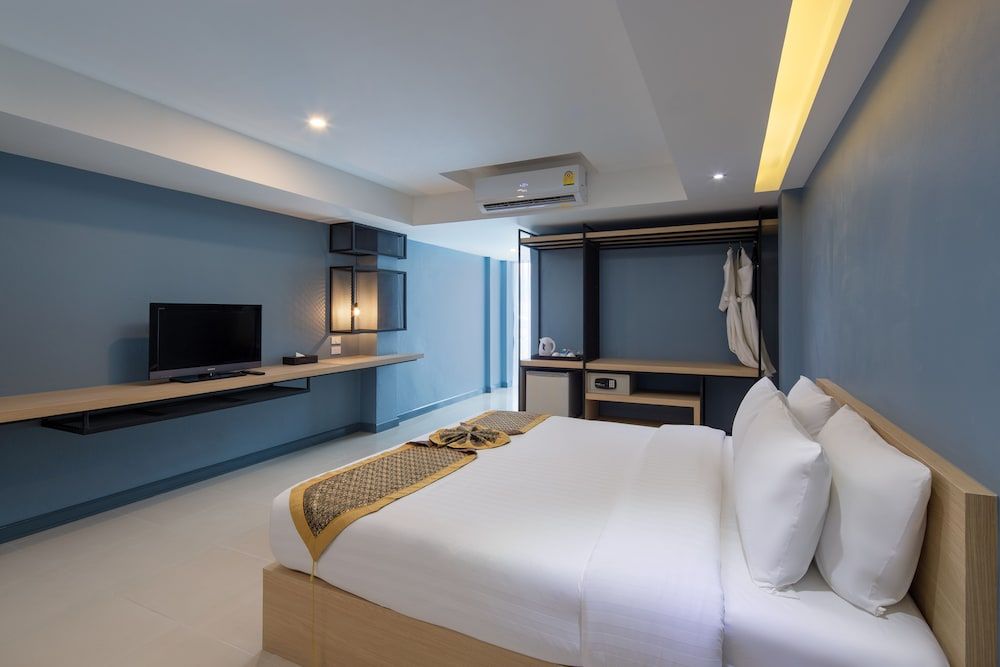 undefined Nora Lakeview Hotel 4