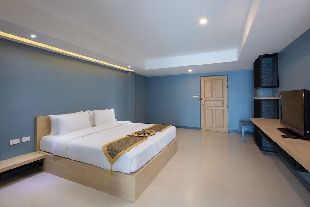 undefined Nora Lakeview Hotel 5