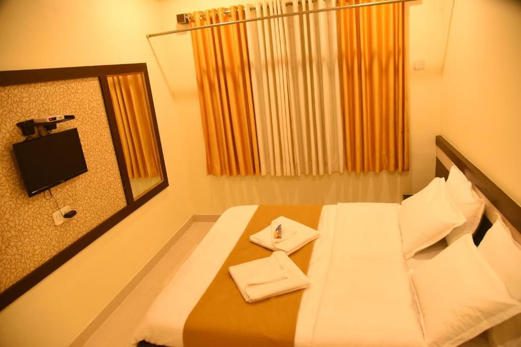 Hotel Sai Namo Palace Deluxe Double Room Non AC 2