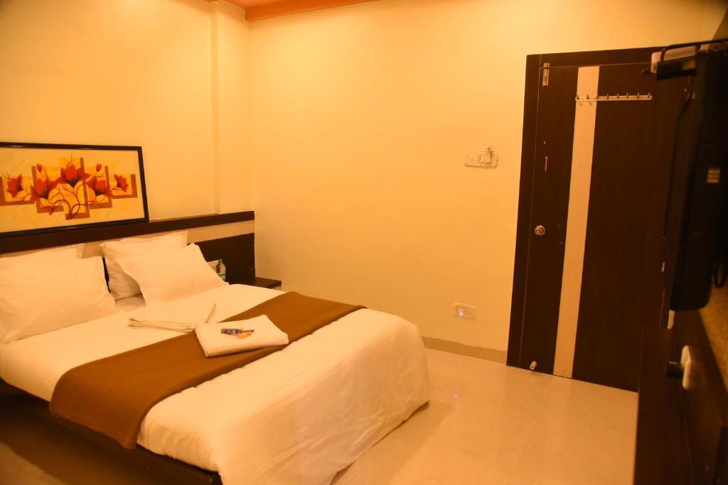 Hotel Sai Namo Palace Deluxe Double Room Non AC