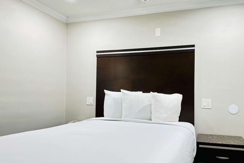 Standard Room, 1 Queen Bed, Non Smoking