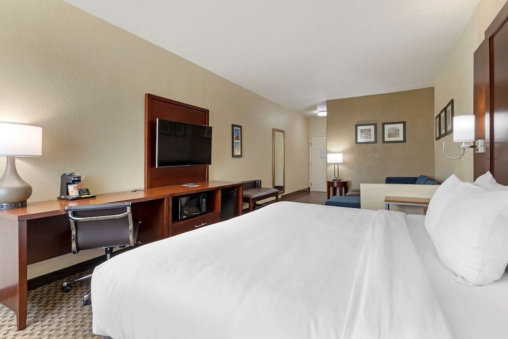 Suite, 1 King Bed, Accessible, Non Smoking