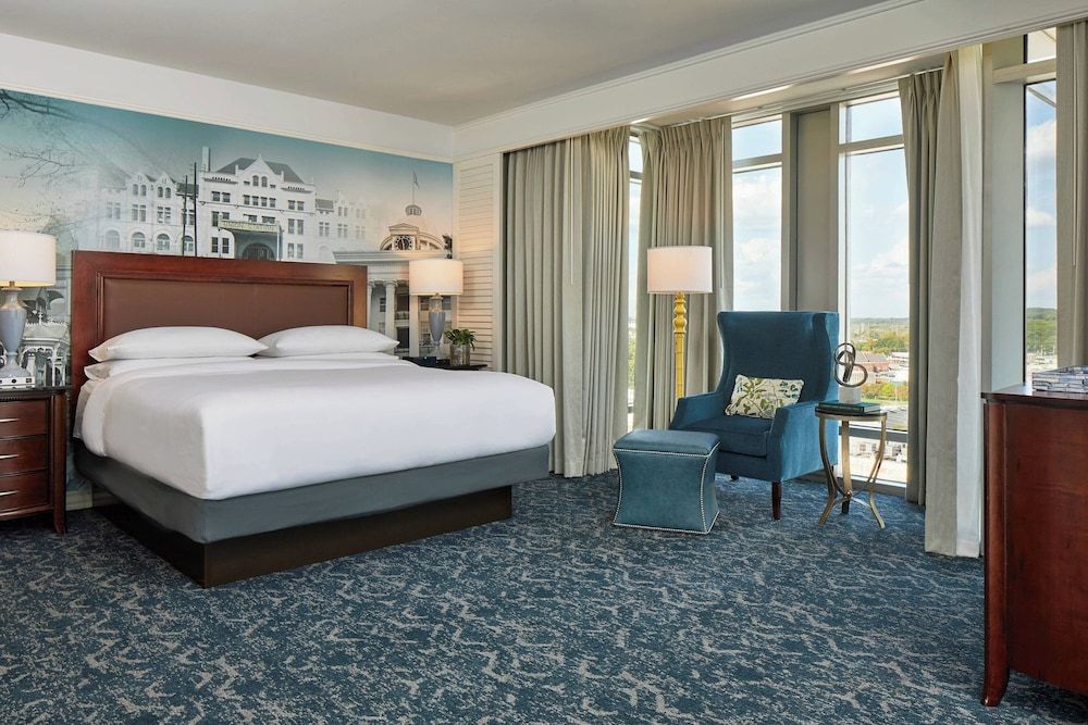 Room, 1 King Bed (Mobility/Hearing Access, Roll-In Shwr)