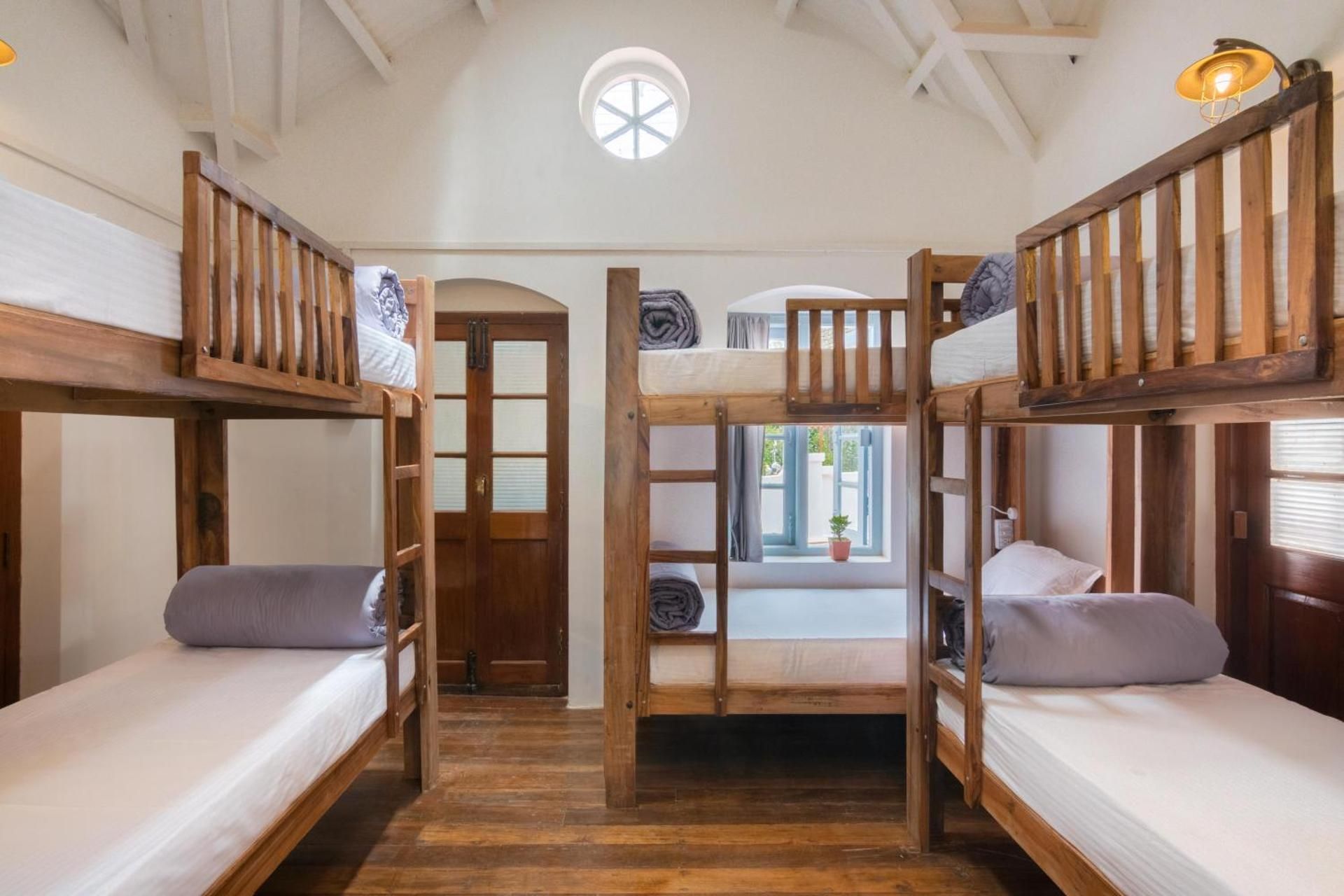 1 Person in 6-Bed Dormitory with Shared Bathroom - Mixed