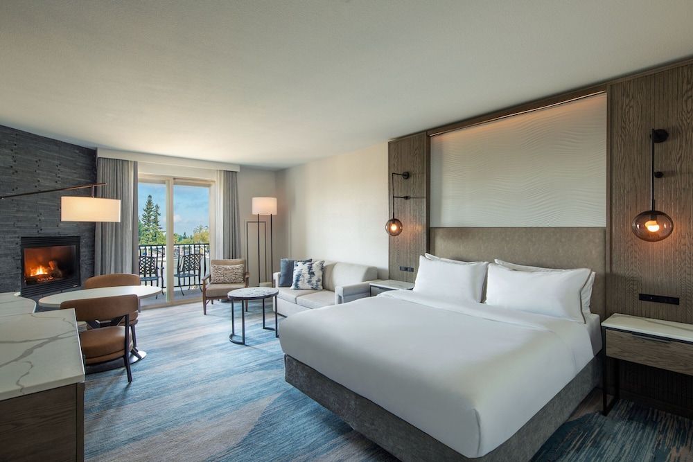 Deluxe Room, 1 King Bed with Sofa bed, Non Smoking, Balcony