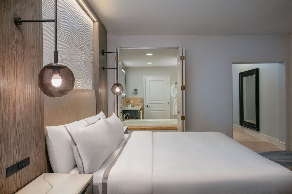 1 Bedroom Vice Presidential Suite, 1 King, Sofa Bed, River View, Balcony