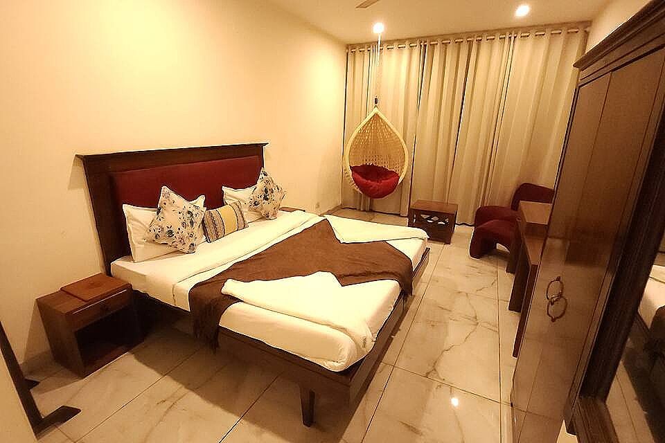 Super Deluxe King Room with Swing and Front View