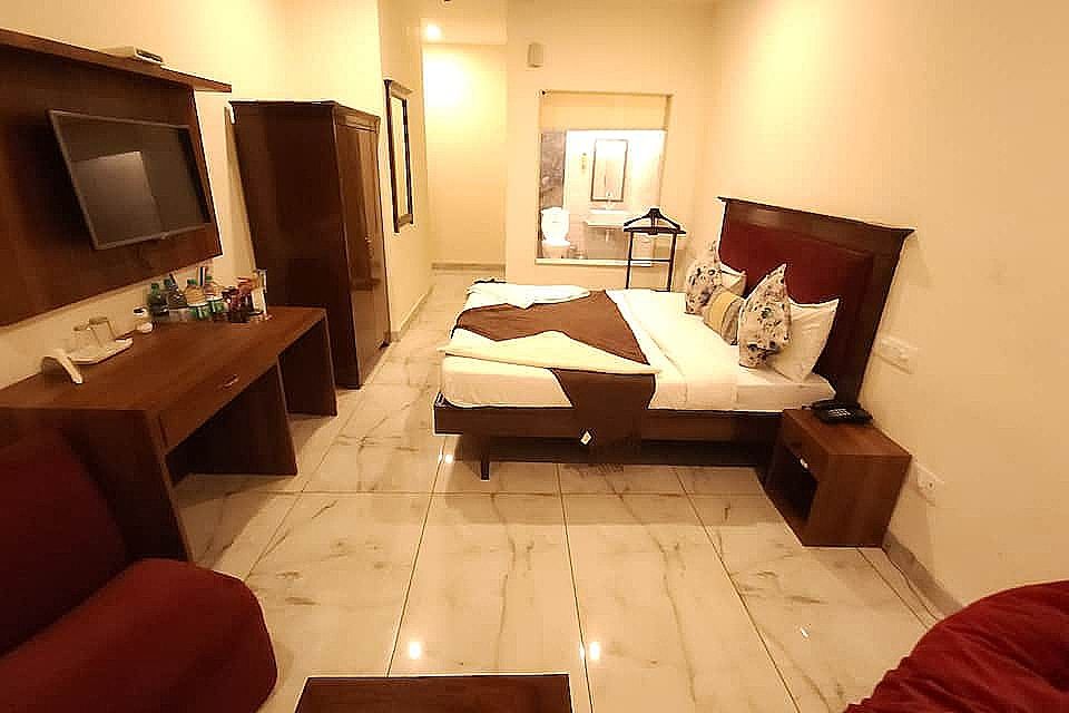 Super Deluxe King Room with Swing and Front View