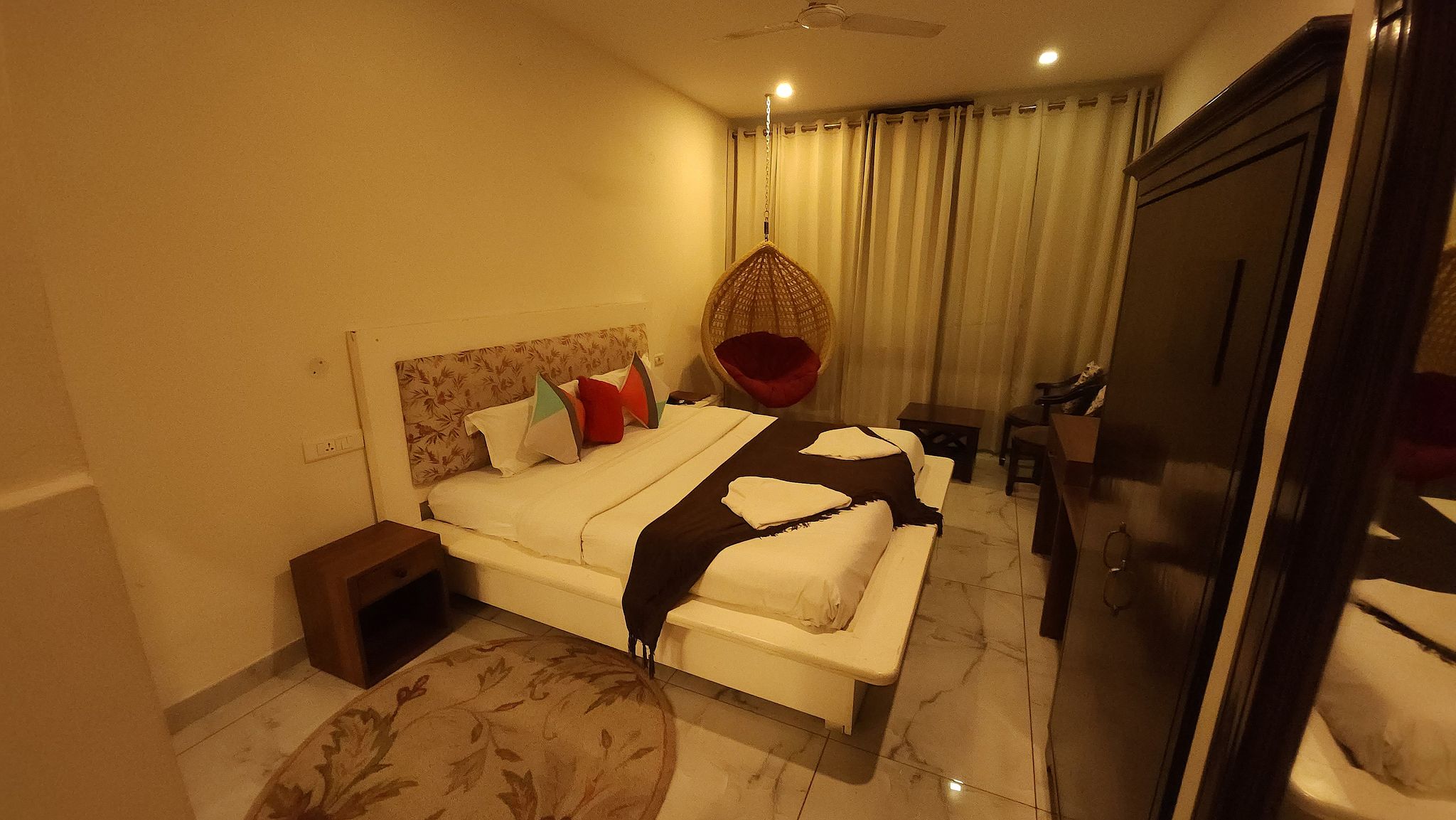 Super Deluxe King Room with Swing and Front View