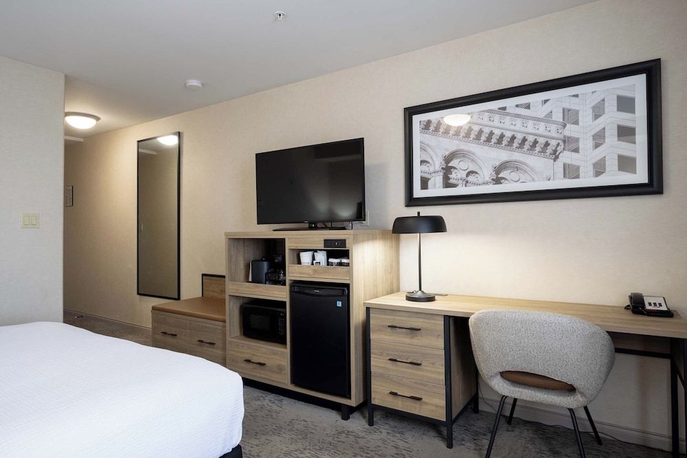 Sandman Hotel & Suites Winnipeg Airport Standard Room, 1 King Bed 3