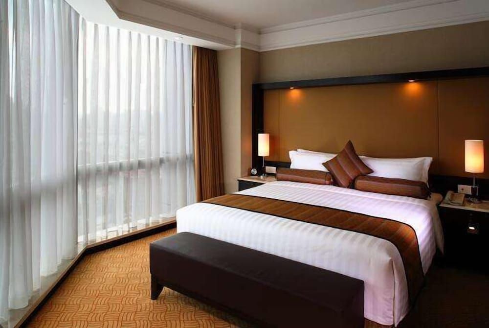 undefined Howard Johnson Huaihai Hotel Shanghai 5